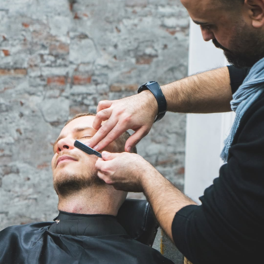 Kunde får skægtrimning hos Vesterbro Barber