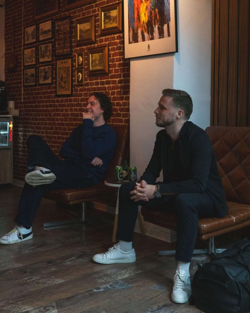 Frisør åben i dag i København – kunder venter hos Starco Barber på Vesterbro