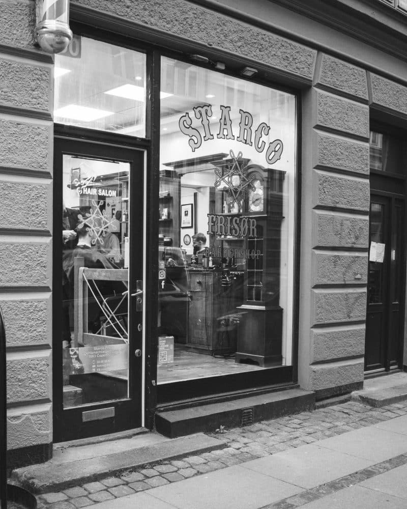 Frisør ved Enghave Plads – Starco Barber set fra gaden på Oehlenschlægersgade
