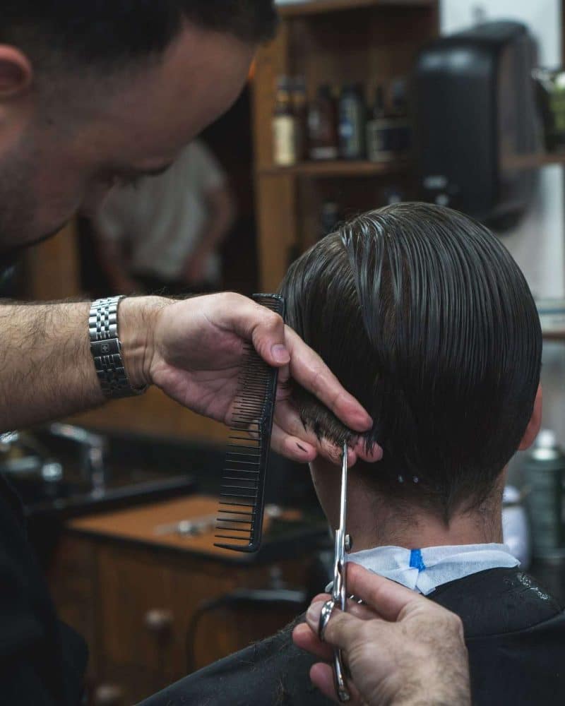 Frisure til mænd med tyndt hår – barber klipper med saks hos Starco Barber