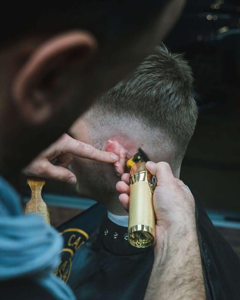 Overskæg typer – barber former overskæg med fokus på detaljer hos Starco Barber