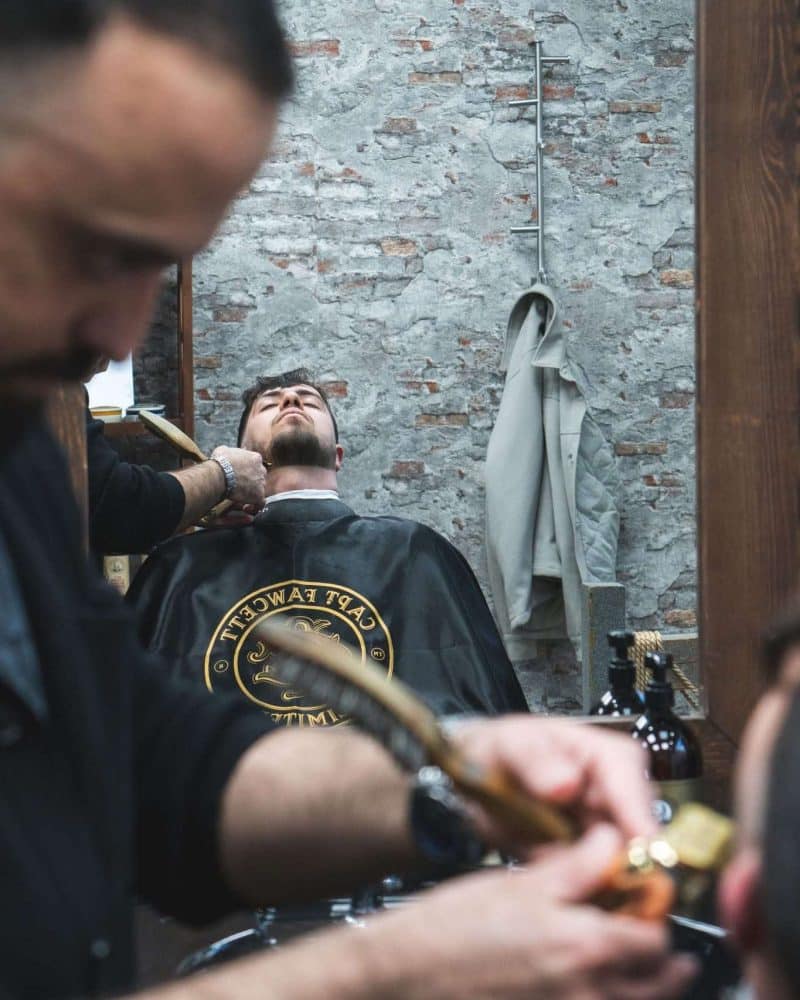 Skæg på kinderne – barber former skæg hos Starco Barber på Vesterbro